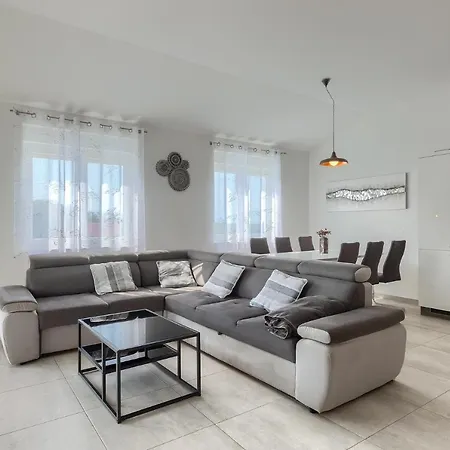 2217 アパート メドゥリン